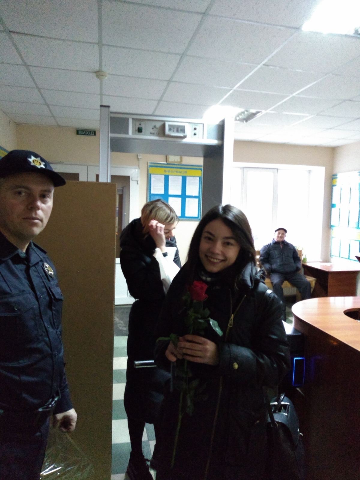 Ранок у Хмельницькому окружному адміністративному суді розпочався із квітів та привітань